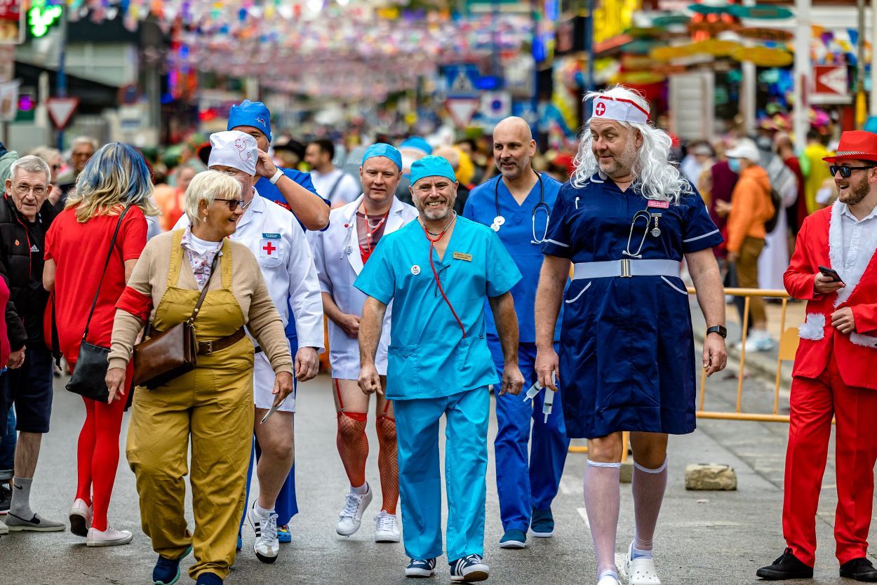 Los británicos desafían a la lluvia y celebran su "Fancy Dress Party" en Benidorm