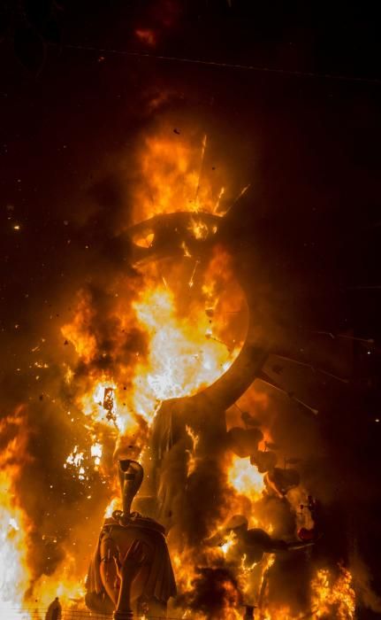 «Amor-Dolor», primer premio de la categoría Especial, arde pasada la una de la mañana bajo la atenta mirada de cientos de personas y una comisión emocionada