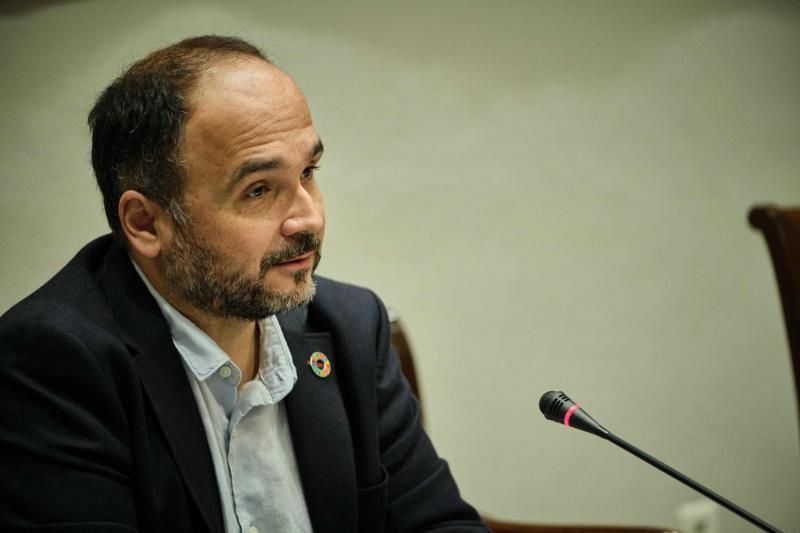 El consejero de Transición Ecológica, Lucha contra el Cambio Climático y Planificación Territorial del Gobierno de Canarias, José Antonio Valbuena, comparece en comisión parlamentaria para hablar de control y erradicación de especies invasoras, política hidráulica y ahorro de agua y planes de gestión de riesgos de inundaciones, entre otros asuntos.  | 02/03/2020 | Fotógrafo: Andrés Gutiérrez Taberne