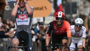 Van der Poel guanya a Pogacar una Milà-Sanremo de llegenda