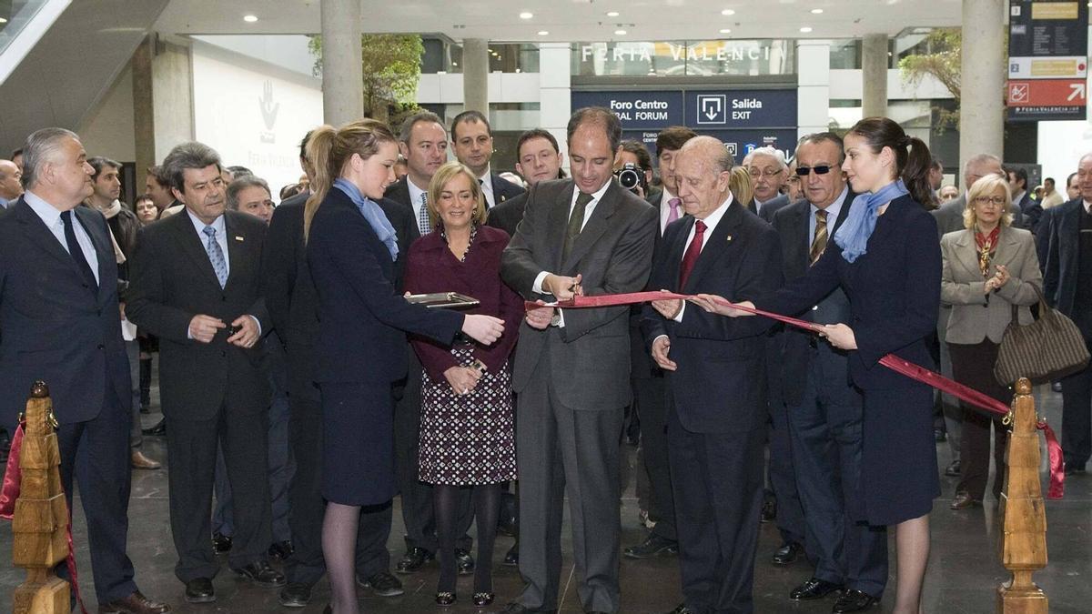 Francisco Camps talla la cinta en la inauguració de la Fira del Taulell en 2009
