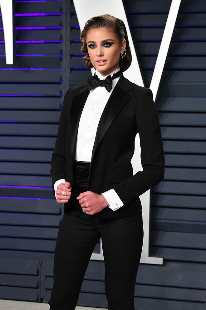 Taylor Hill en la fiesta post-Oscar de Vanity Fair con traje y pajarita de Ralph Lauren