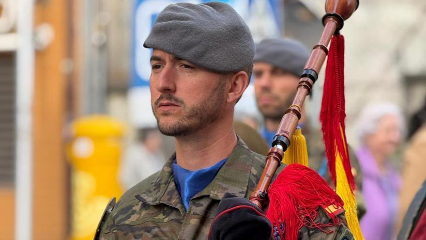 Cabo Pérez, el militar gaiteiro de la Banda de Guerra de la Brilat: «La gente nos reclama para tocar en sus fiestas»