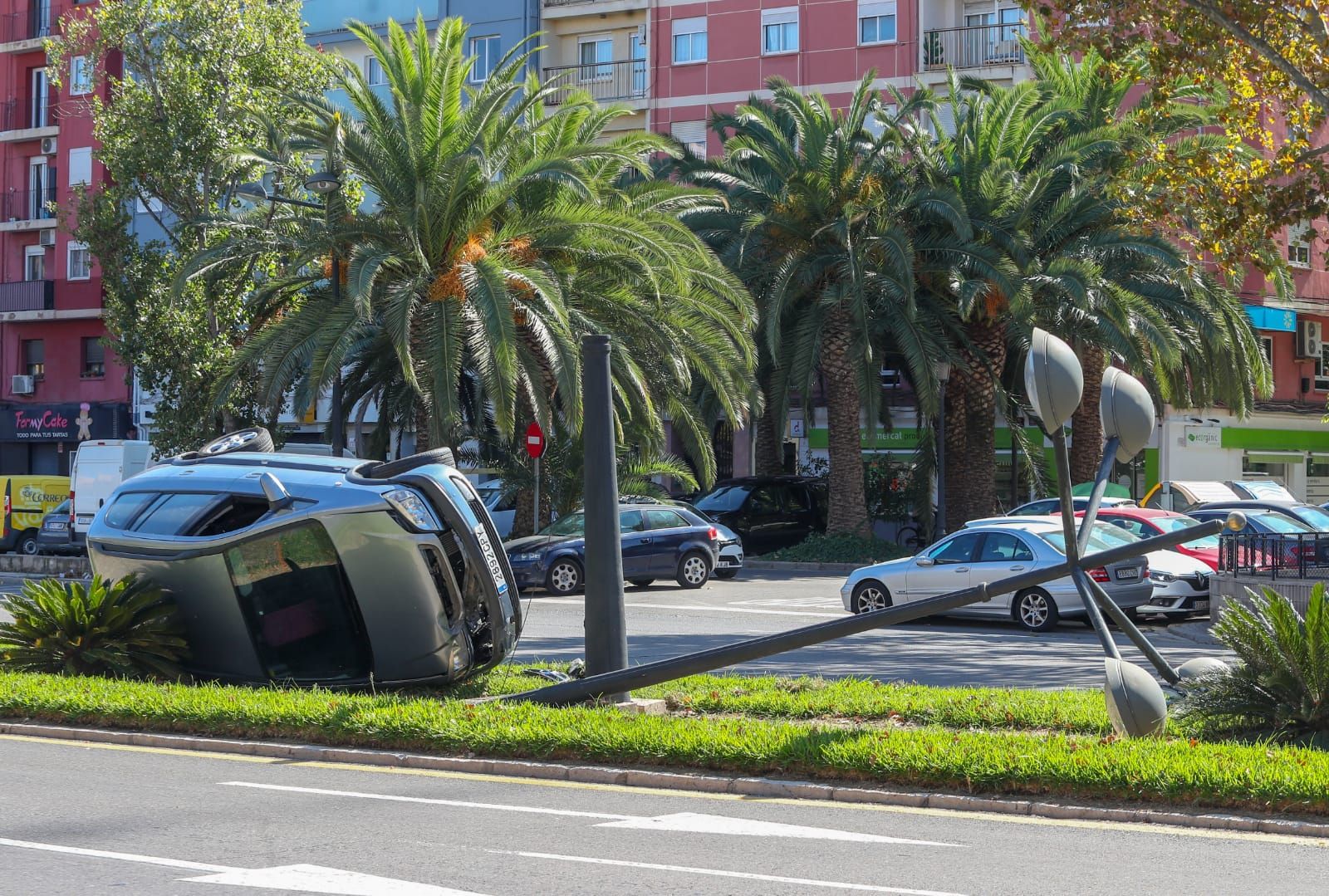 Espectacular accidente en la avenida Blasco Ibáñez de València