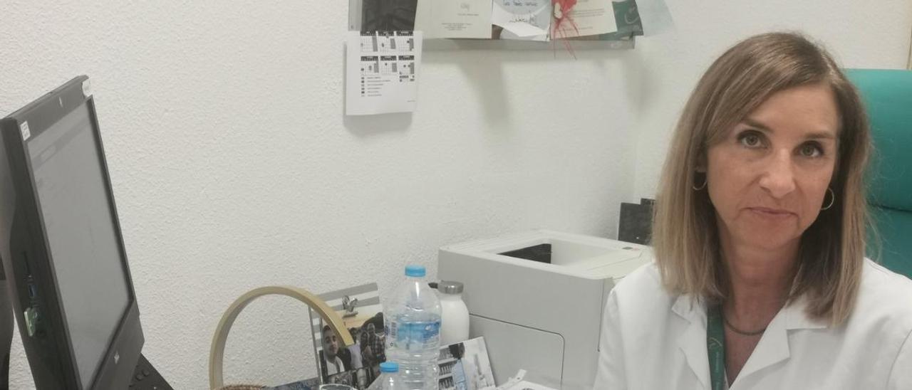 La doctora Ángeles Pérez Aisa en su despacho del Hospital Costa del Sol.