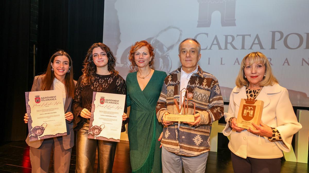 La alcaldesa, Sílvia Colom, junto a los galardonados en el acto.