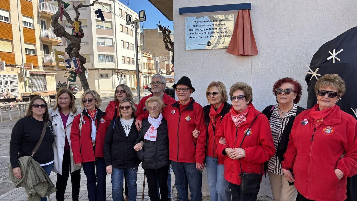 Benicarló rinde homenaje a los fundadores de su primera comisión fallera