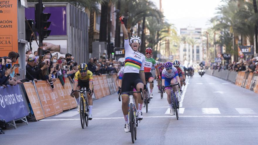 La campeona del mundo se lleva la primera etapa y lidera la Setmana Ciclista