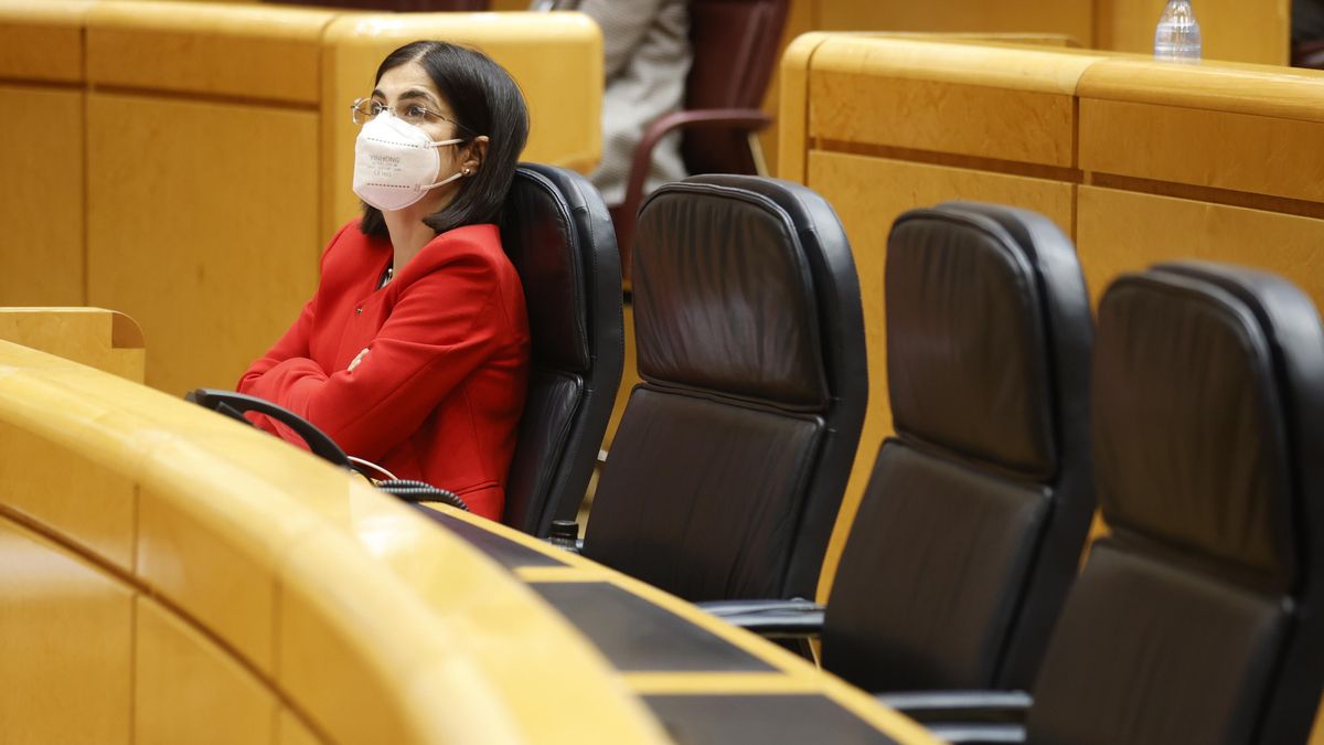 La ministra de Sanidad, Carolina Darias, con mascarilla en el senado.