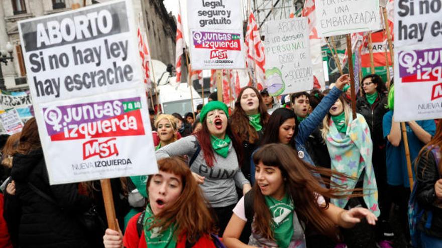 Centenares de personas a favor de la ley del aborto se manifiestan en el exterior del Senado en Buenos Aires, en Argentina.