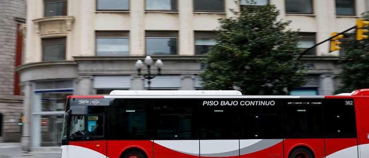 Un autobús urbano de Emtusa, ayer, en Gijón.