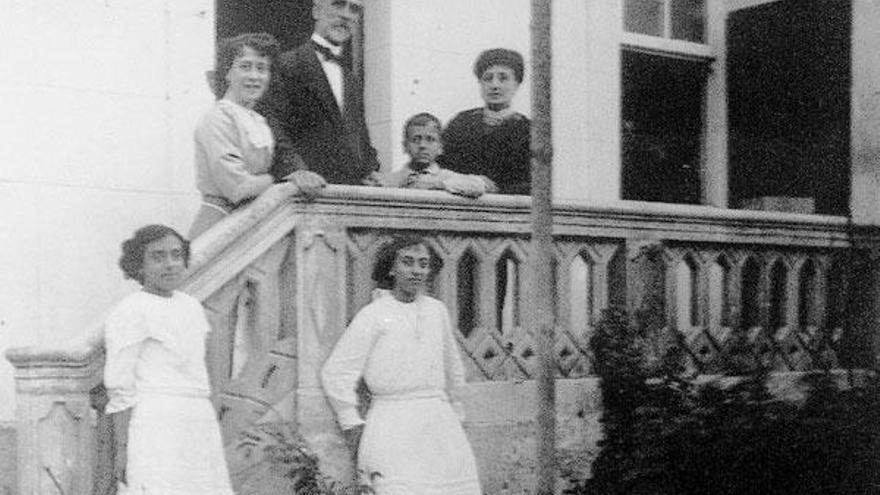 Una imagen de Matilde Bares (en la ventana situada a la izquierda) y su familia, tomada probablemente en Bueu.  // Fondo de la Familia Massó
