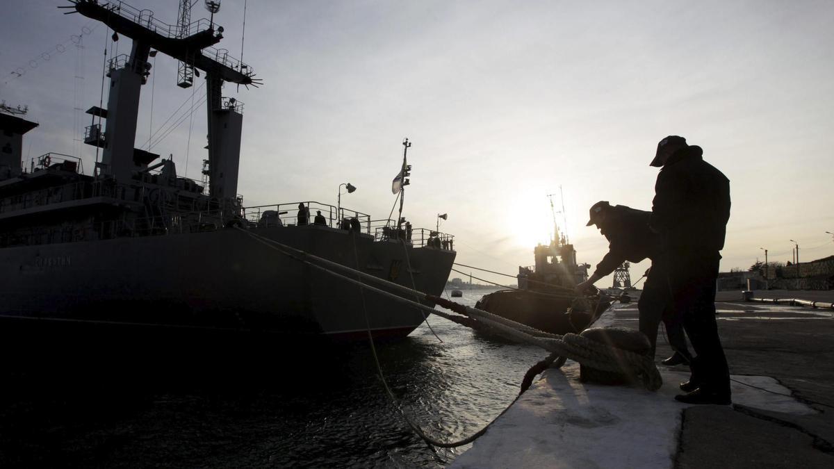 Soldados ucranianos junto a un barco en Sebastopol.