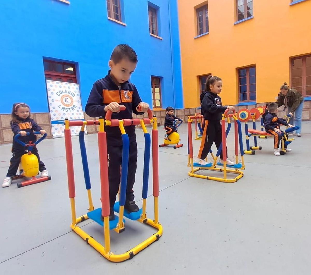 El patiu, con dellos neños faciendo exerciciu nos aparatos. | D. M.