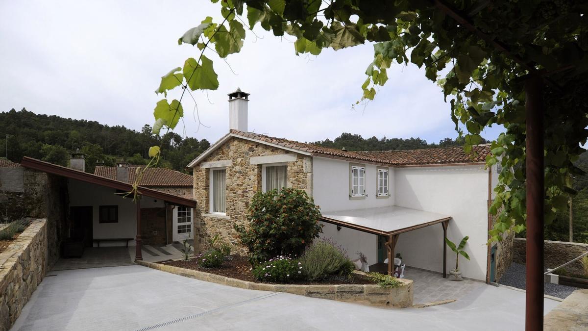 Un inmueble rehabilitado como vivienda de uso turístico en Vila de Cruces.
