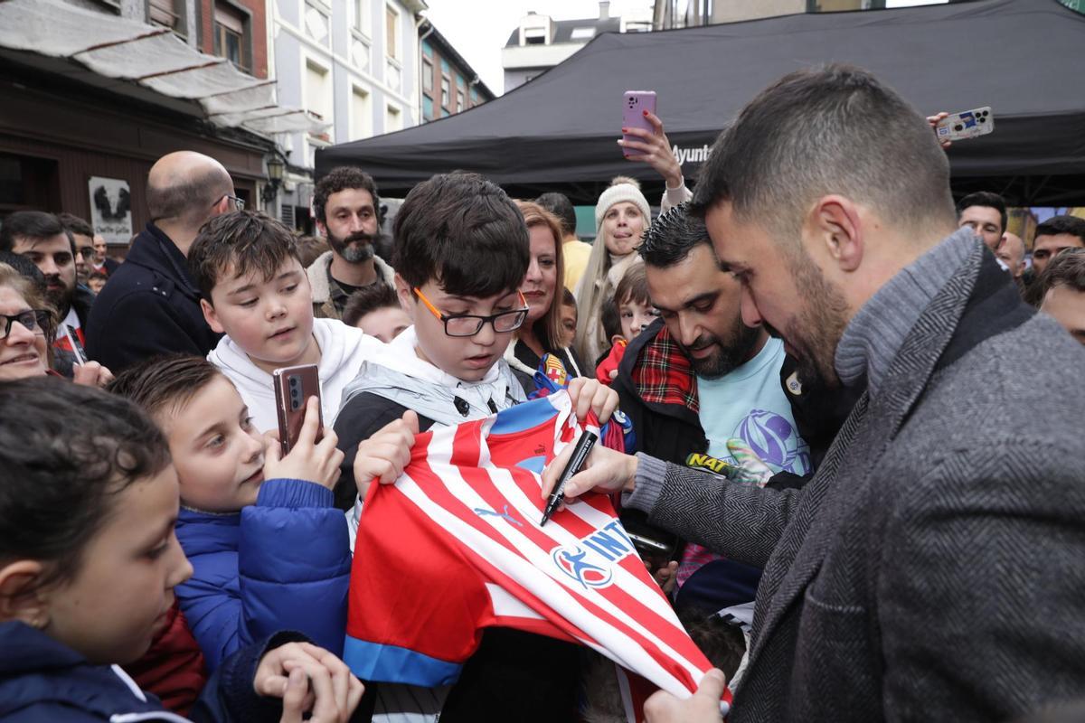 David Villa firmando camisetas durante el homenaje que ha recibido.