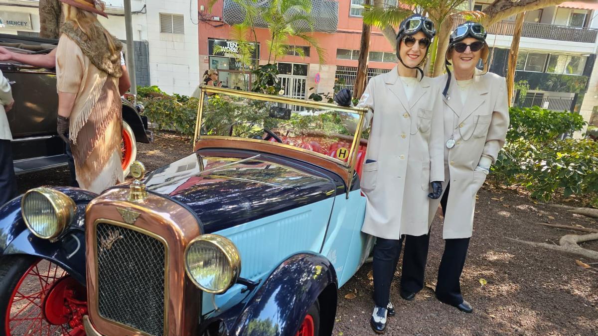 Así han paseado por Santa Cruz los coches antiguos y engalanados