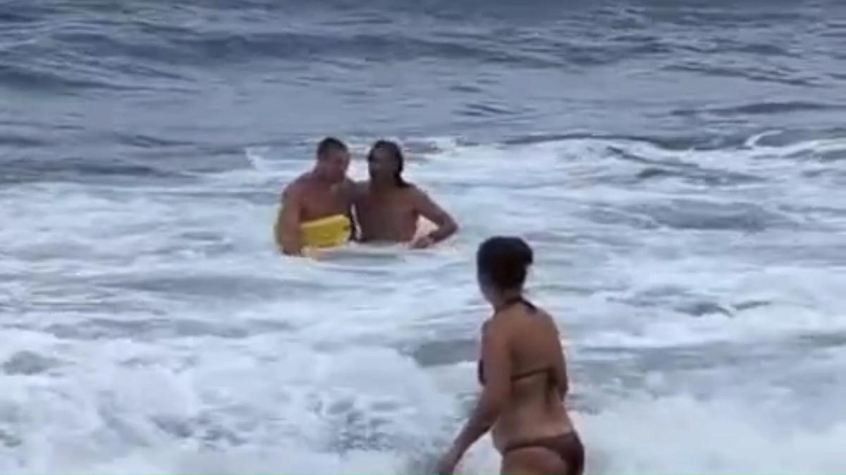 Rescate de un padre y su hijo en la playa de Punta Brava, en el Puerto de la Cruz