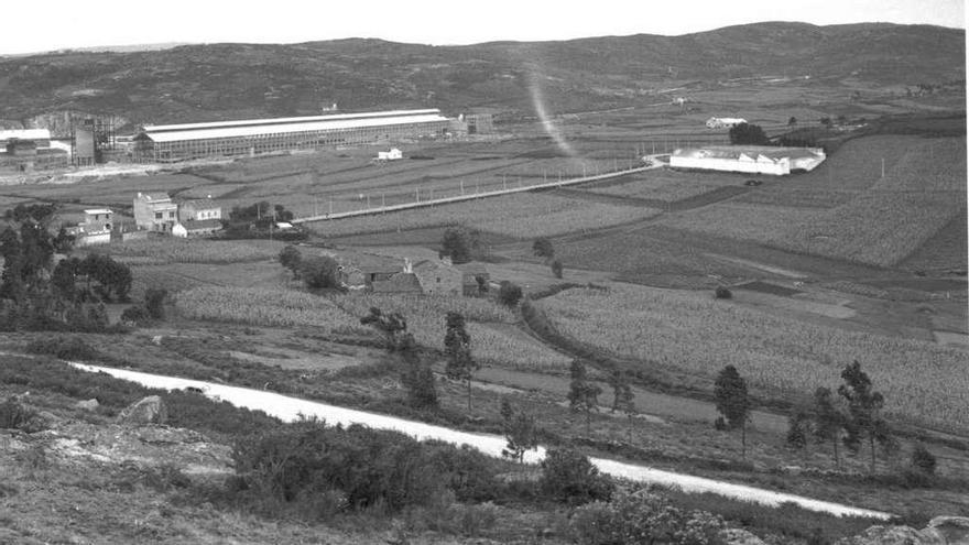 Instalaciones de Alcoa y zona en la que en la actualidad están ubicadas dos canteras de Meicende.