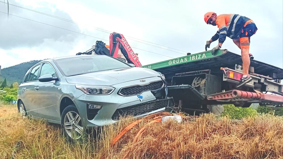 Un coche se sale de la vía en la carretera de Sant Josep