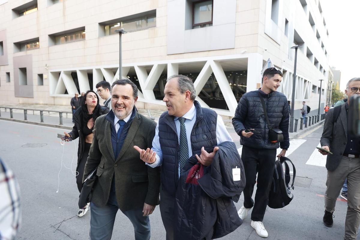 Así ha sido la salida de Carlos Baño de la comisaría de Alicante