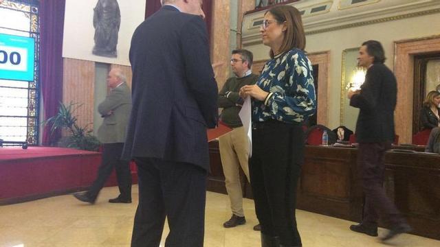Momento de la discusión entre el secretario del Pleno y la portavoz socialista