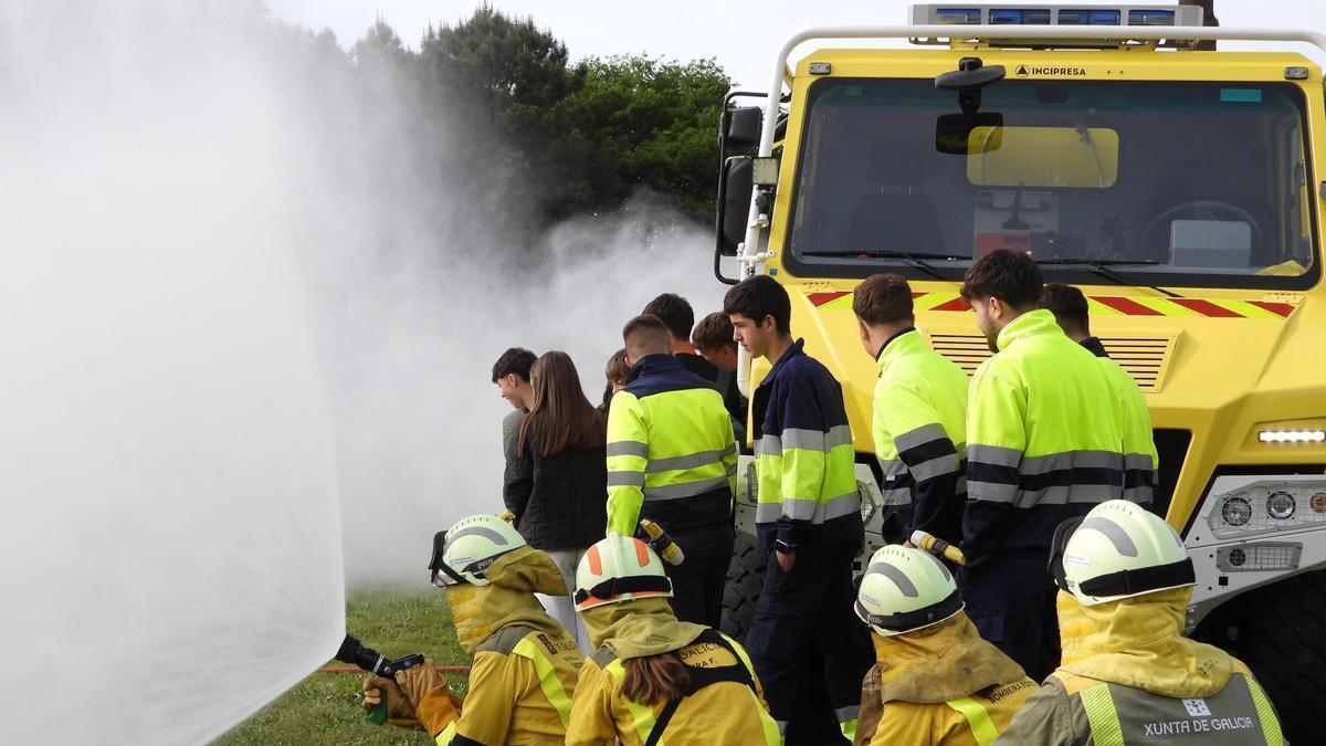 Estudiantes de Alemania, Italia y Azores aprenden claves para combatir los incendios en Arzúa