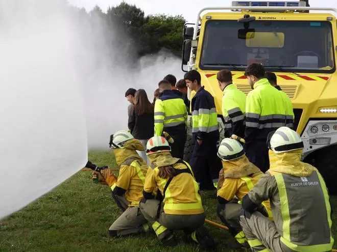 Estudiantes de Alemania, Italia y Azores aprenden claves para combatir los incendios en Arzúa