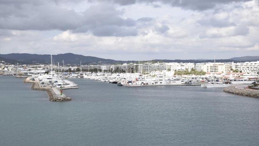 Yates y barcos de recreo amarrados en el puerto deportivo de Marina Botafoch, en Ibiza.