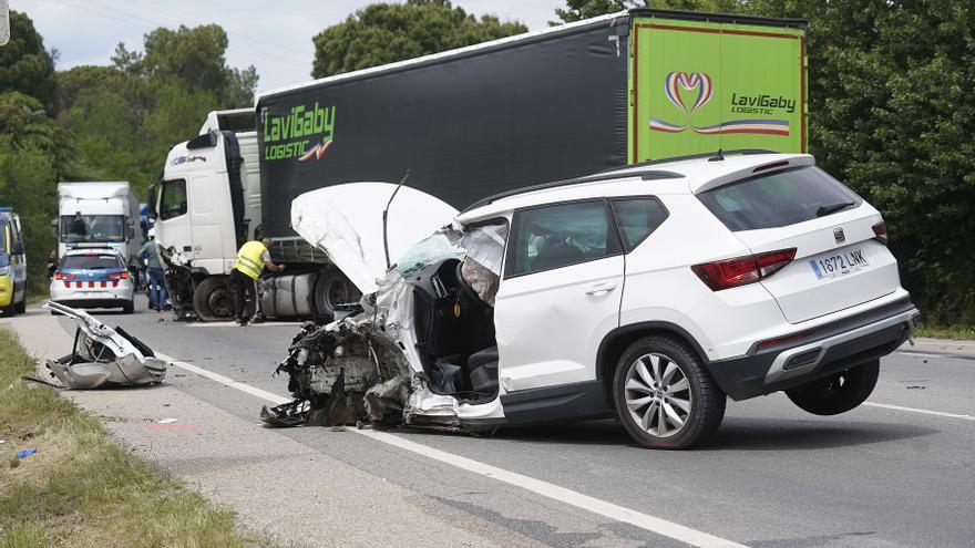 Un ferit en el xoc frontal d&#039;un cotxe i un camió a la C-65 a Girona