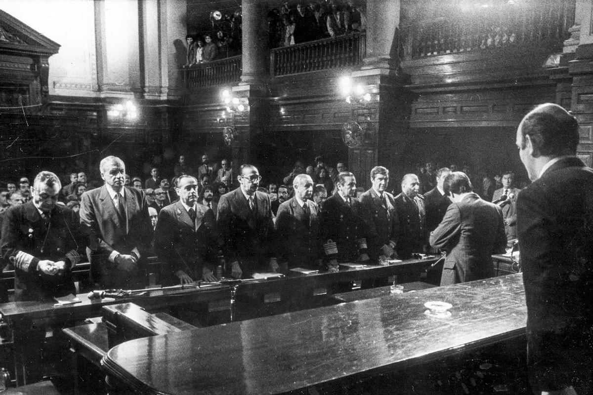 Juicio a las juntas militares en Argentina, con Jorge Rafael Videla en el centro, en 1985.