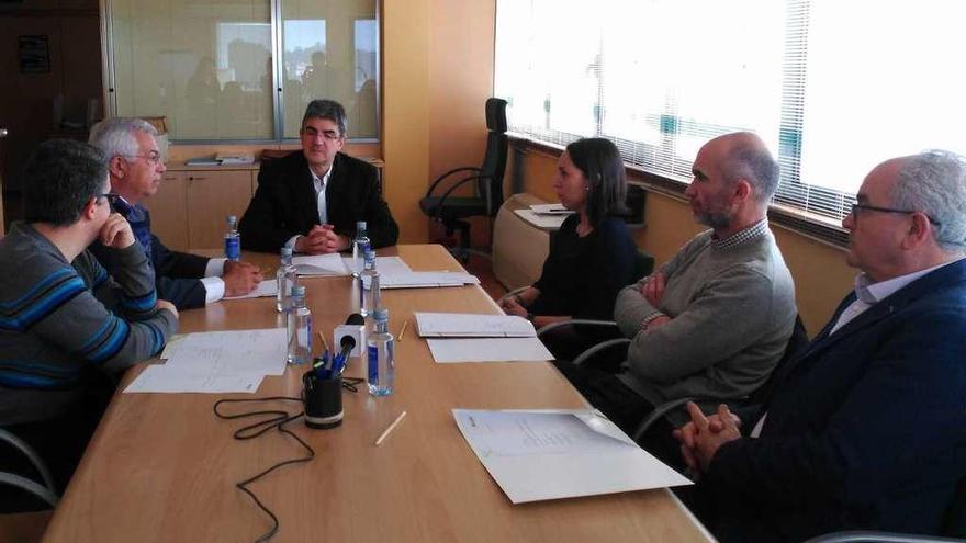 El alcalde de A Guarda, Antonio Lomba, el presidente de la Cámara, Gumersindo Alonso, y el secretario, Javier Pérez, con empresarios de la zona de A Pasaxe (A Guarda), ayer. // D.B.M.