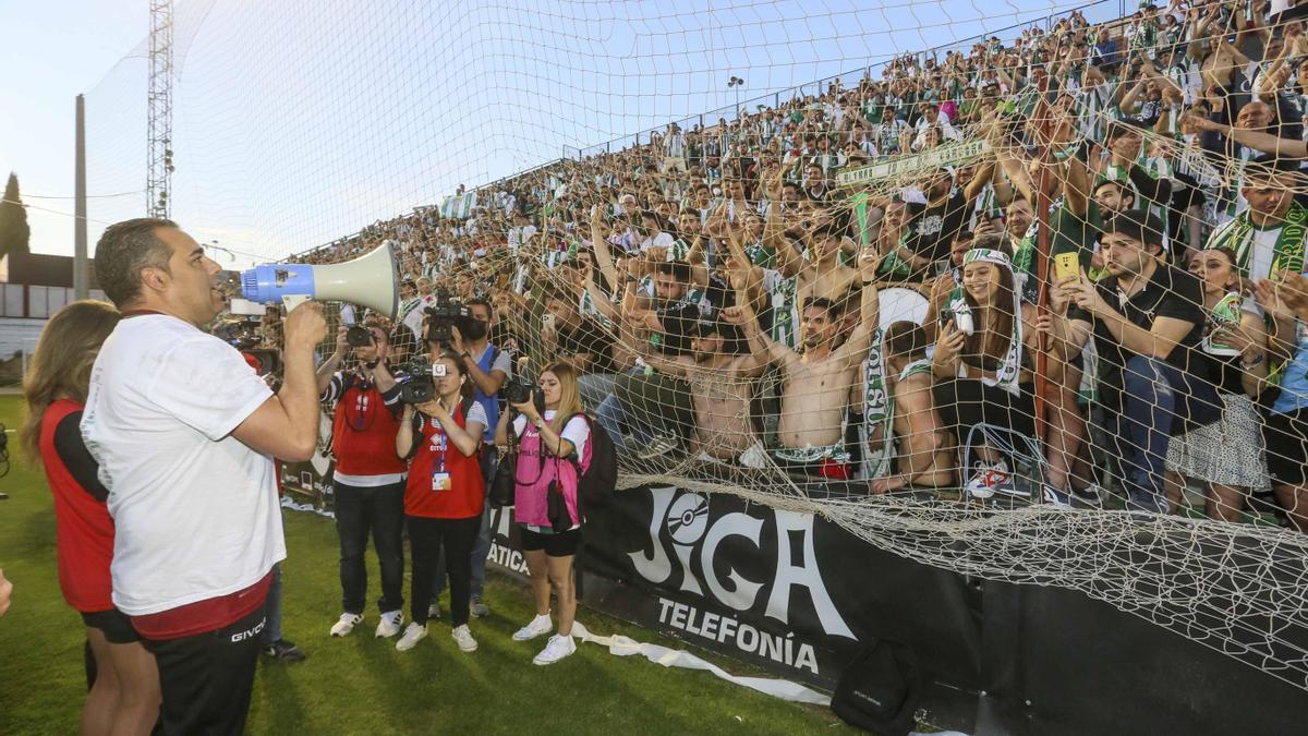 Germán Crespo celebra el ascenso con los aficionados en Mérida.