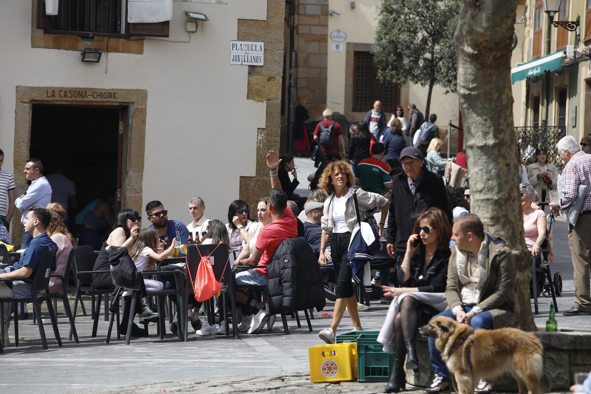 Ambiente de Domingo Santo en Gijón