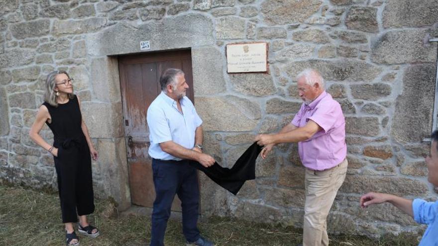 Acto de descubrimiento de la placa conmemorativa en la casa natal del pintor silledense.  | // BERNABÉ/ANA AGRA