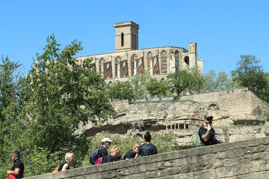 Alguns dels participants arribant a Manresa, amb la Seu al fons