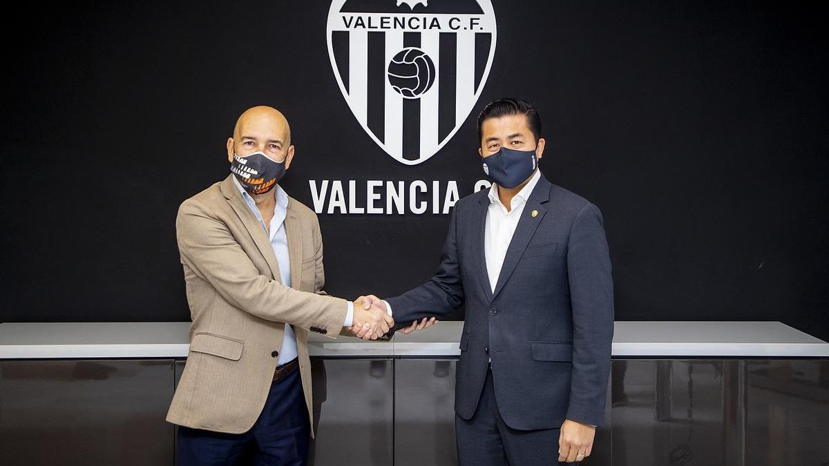 Gonzalo Gobert (Circuit) y Joey Lim (Valencia CF), en la firma del acuerdo