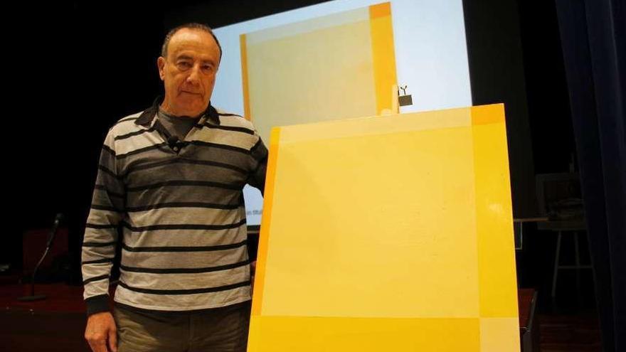 Ramón Rodríguez con la obra &quot;Sin título&quot;, de 1990, un acrílico en madera aglomerada del artista cangués Amador Rodríguez, ayer, en el Instituto de Luarca.