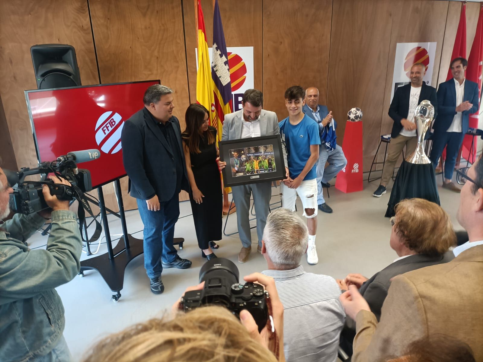 La balear de Fútbol homenajea al Mallorca Palma Futsal por el título de la Copa de Europa