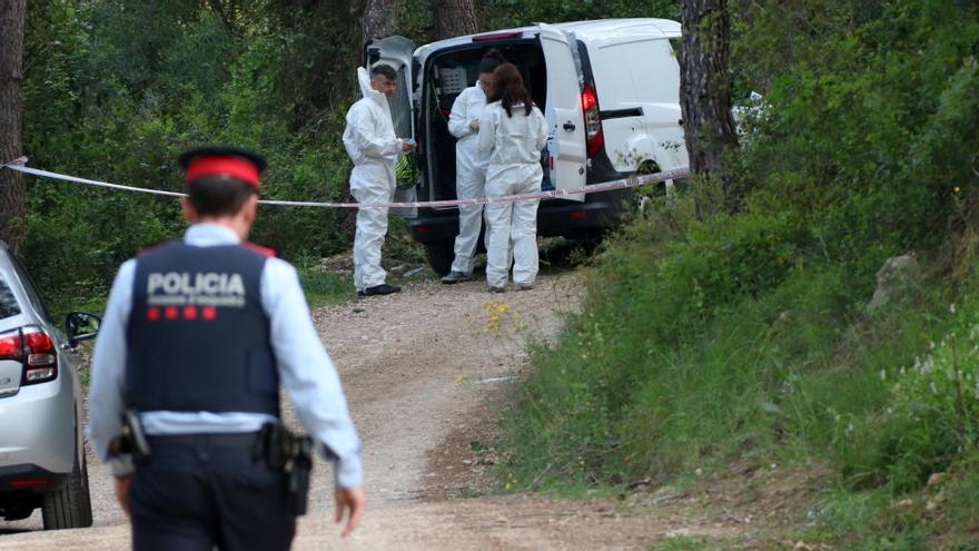 La policia científica equipant-se per accedir al lloc on s&#039;ha trobat el cos calcinat al costat del Pantà de Foix