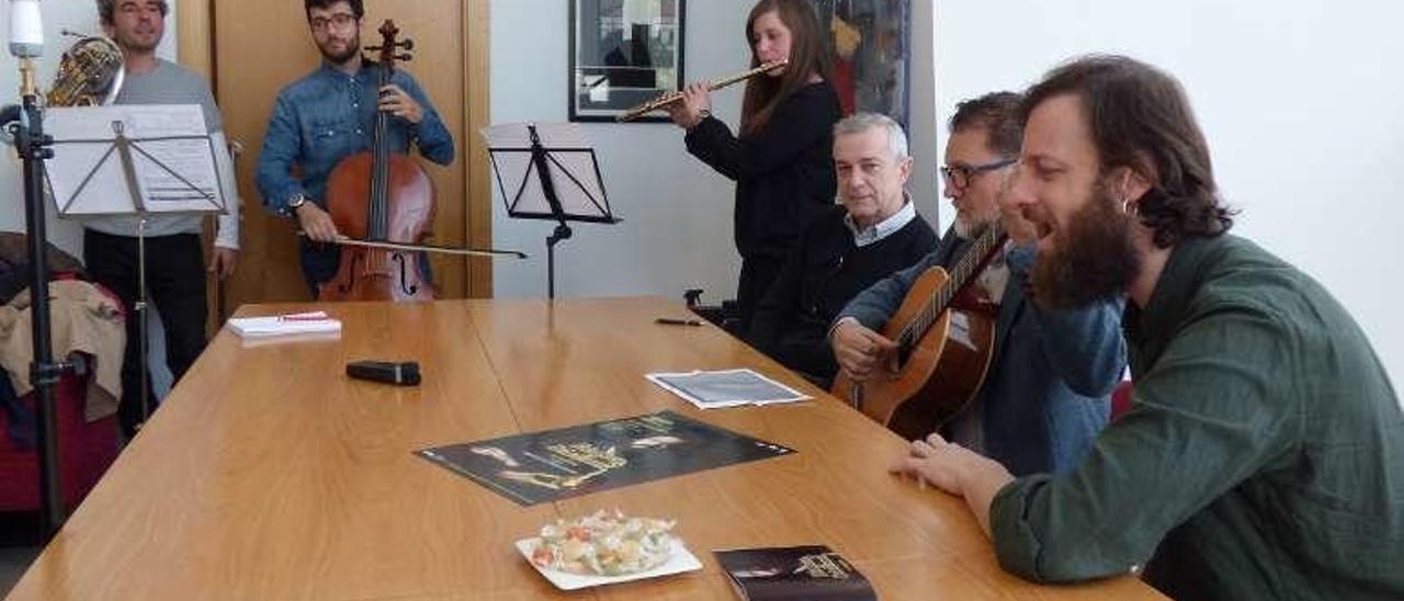 Jaime Sixto, Flavio García, Beatriz Fernández, el director de la Fundación de Cultura, Ramón Quirós, Paz y Soto, actuando.