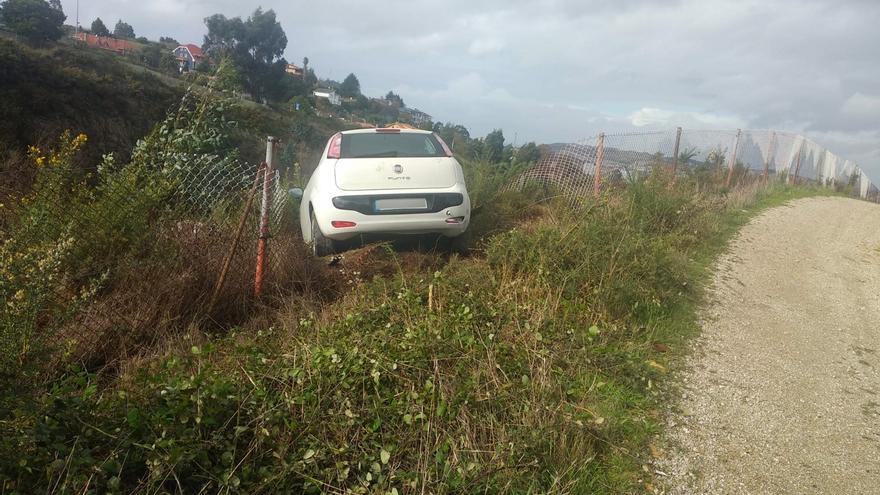 Un coche, a punto de caer a la autopista tras una salida de vía en Culleredo