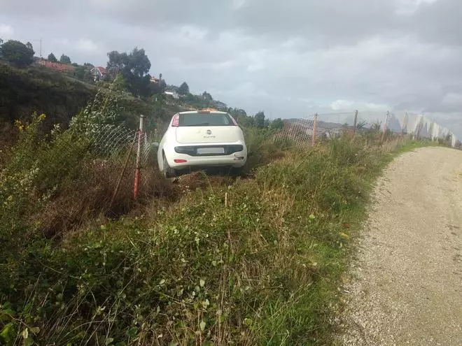 Un coche, a punto de caer a la autopista tras una salida de vía en Culleredo
