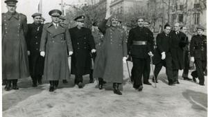 Franco desfila por el paseo de Gràcia de Barcelona, en una de sus visitas a la ciudad.