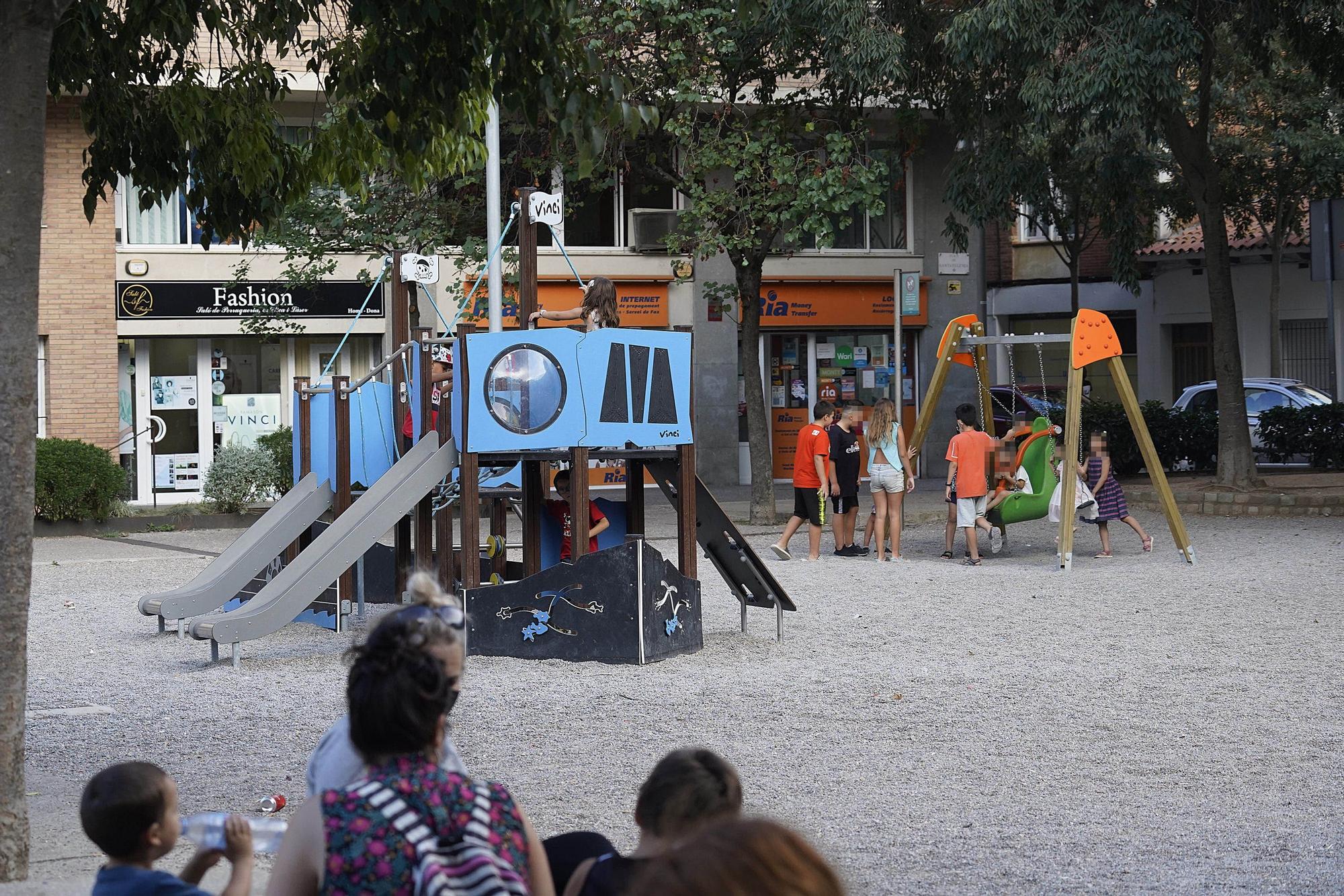 Les famílies reclamen un espai a la plaça del Barco per jugar a pilota