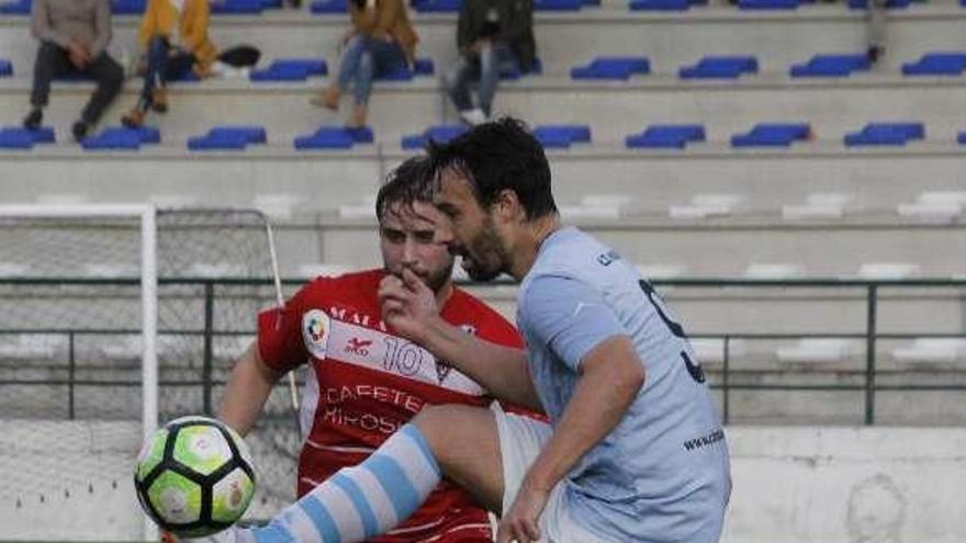 Róber controla el balón en el duelo ante el Atios. // Santos Álvarez