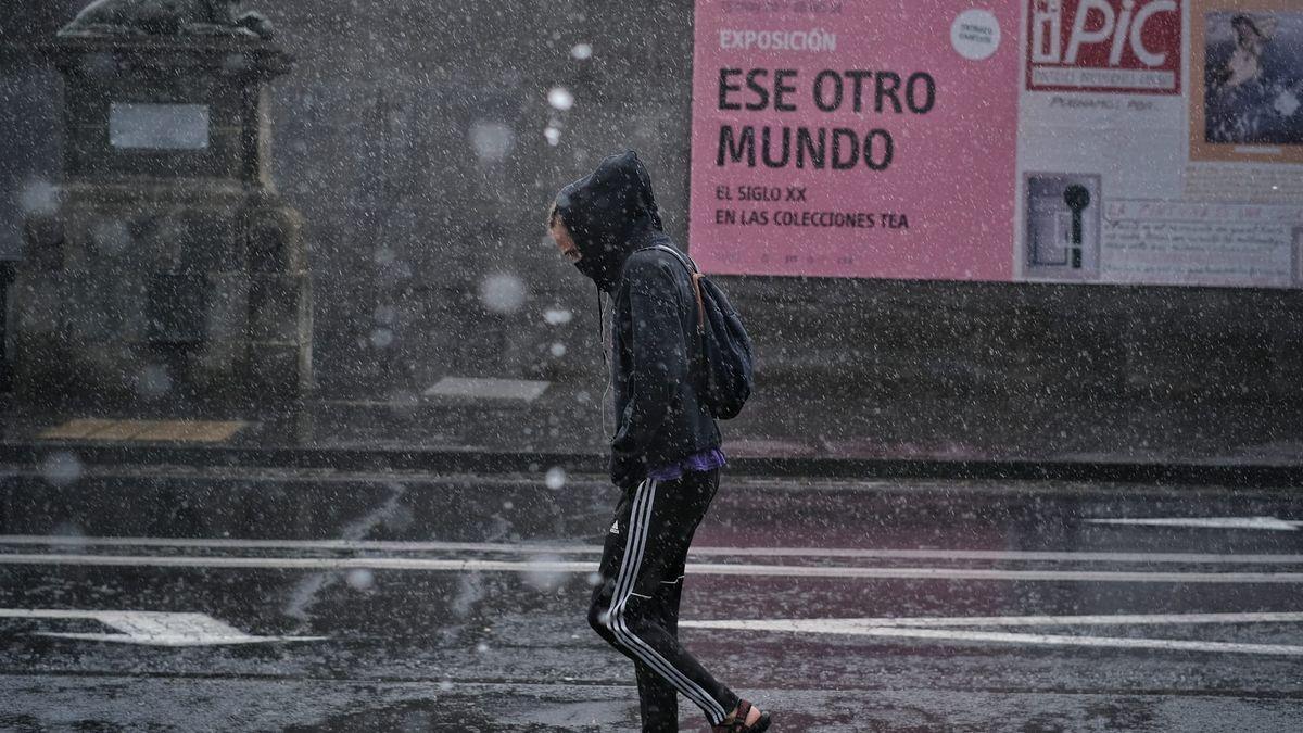 Un hombre camina bajo la lluvia en Santa Cruz de Tenerife.