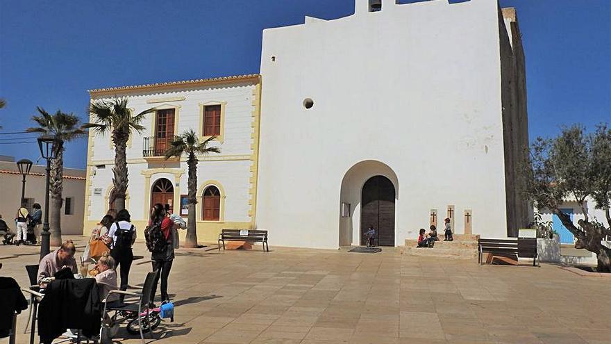 Un grupo de turistas fotografía la fachada de la iglesia.