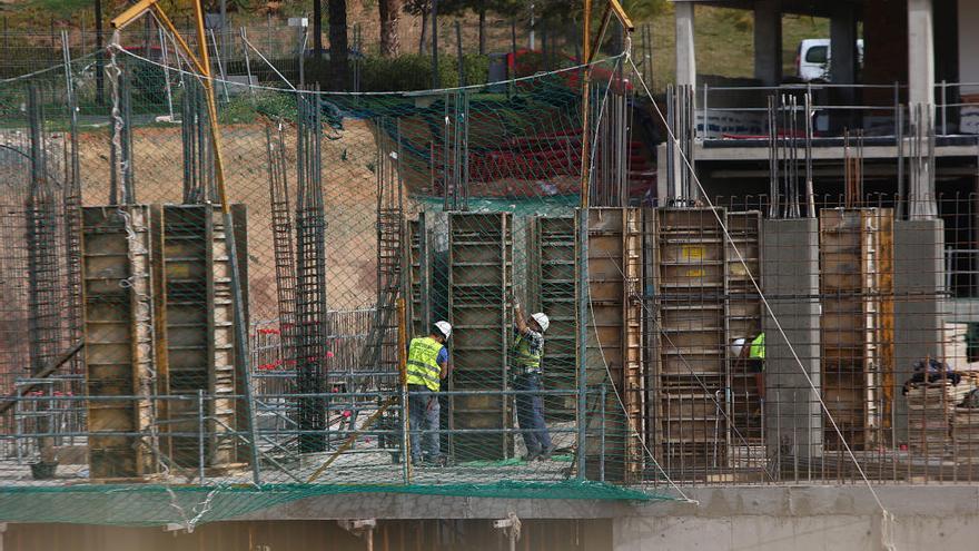 Trabajadores en una obra de construcción de viviendas en Málaga.