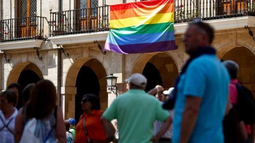 La bandera arcoíris luce por primera vez en el balcón del Ayuntamiento carbayón